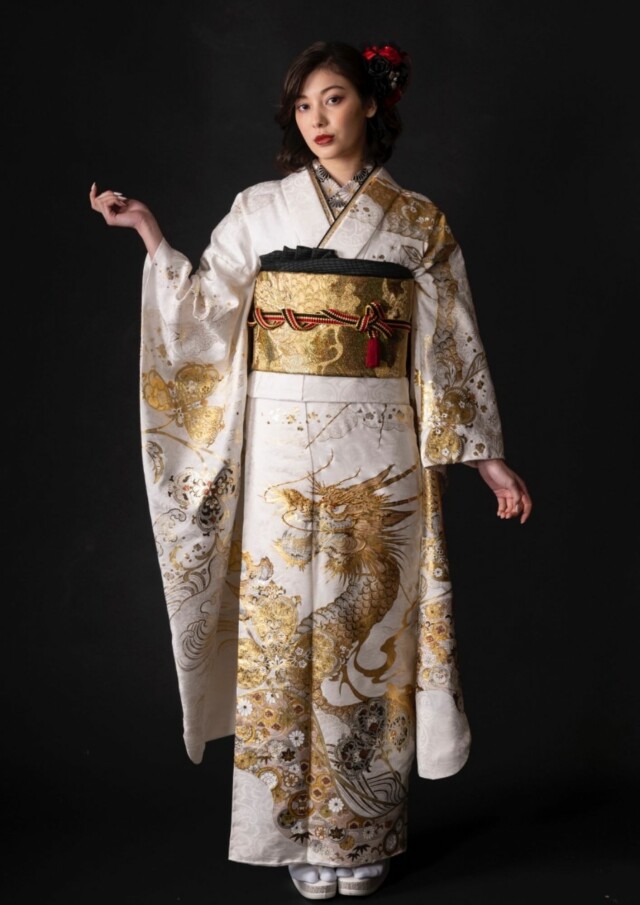 こちらがご要望の「白振袖（しろふりそで）で金龍（きんりゅう）や龍文様をあしらった振袖の画像」