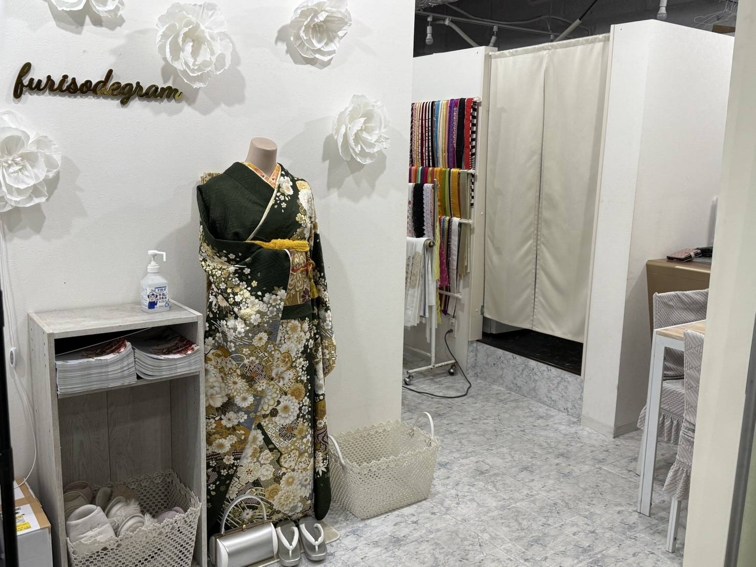 札幌振袖安いと評判の振袖レンタル専門店の店内風景