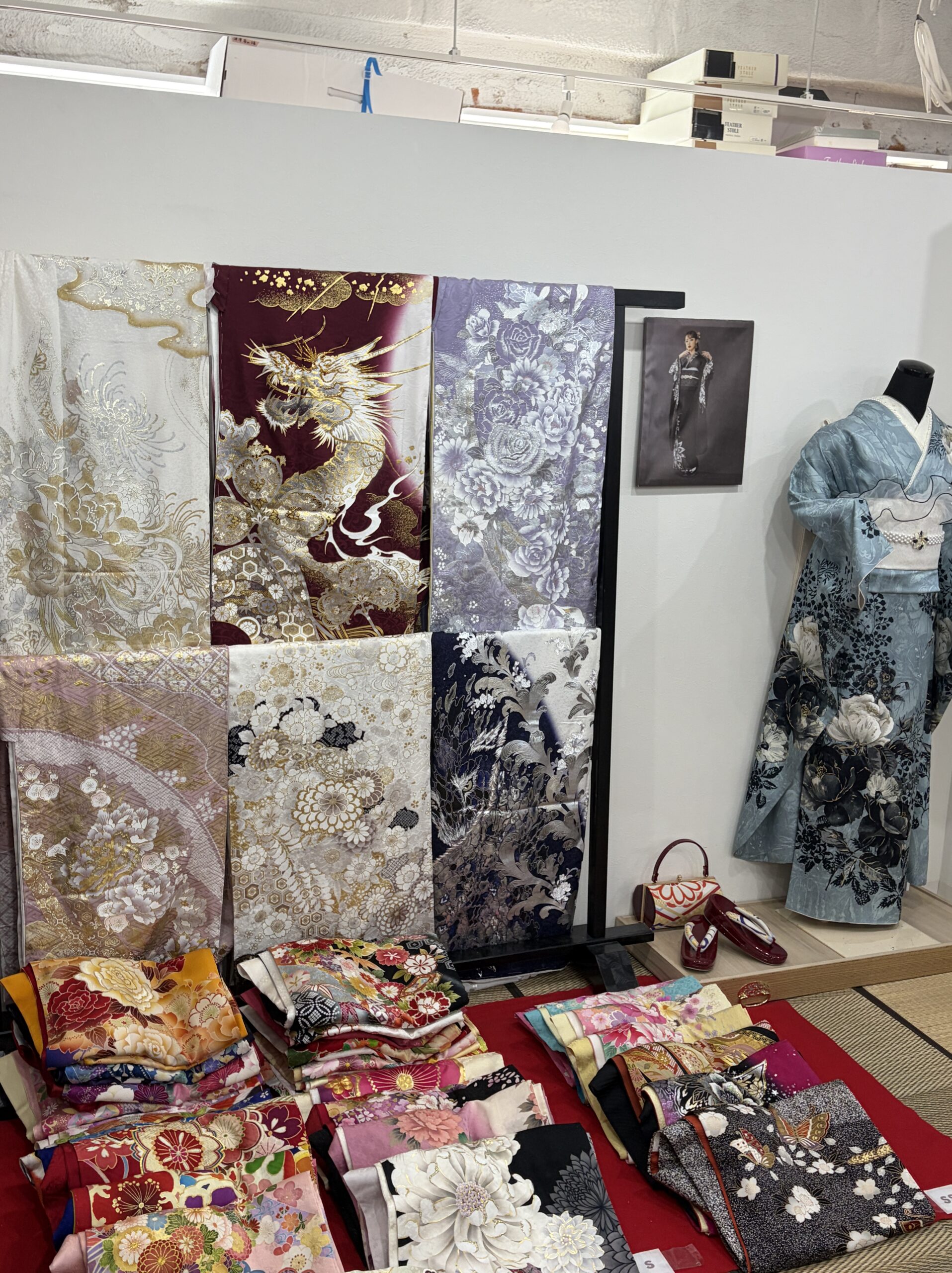 壁一面に振袖が並ぶ札幌振袖gram店内