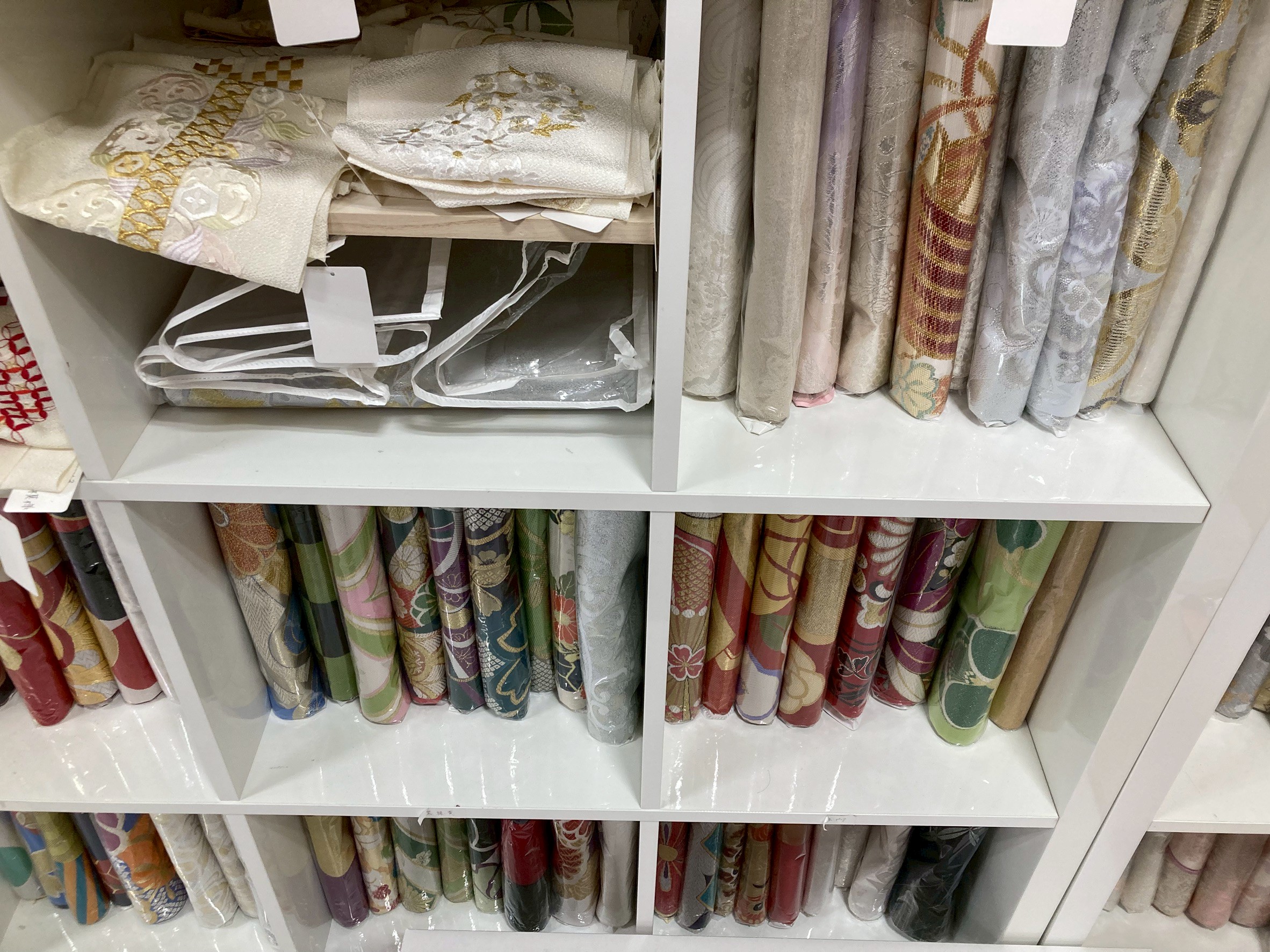 埼玉成人式振袖コーディネート提案中の店内風景