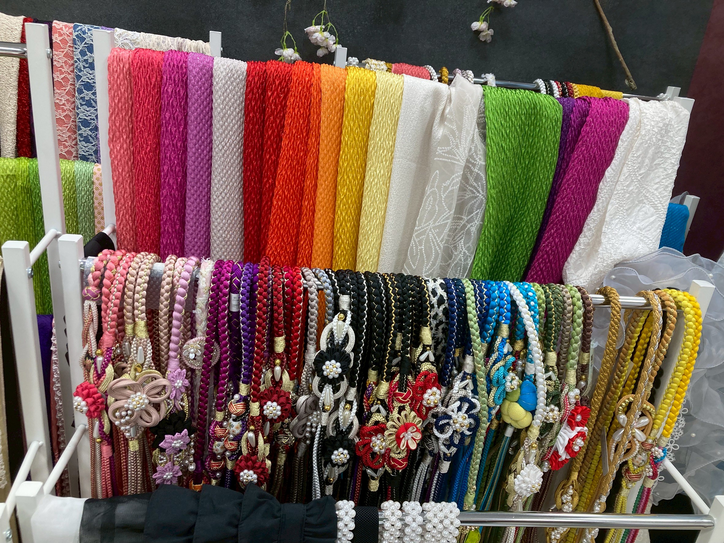 埼玉で人気の古典柄振袖が並ぶ振袖gram店内