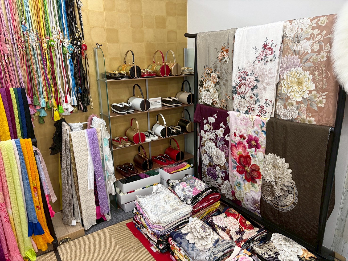 札幌成人式向け振袖が並ぶ振袖gram東札幌店の店内