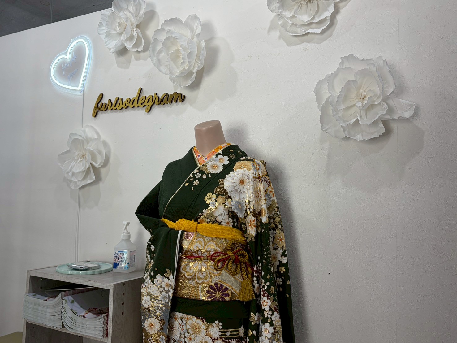 東札幌駅近くの振袖gram店内ディスプレイコーナー