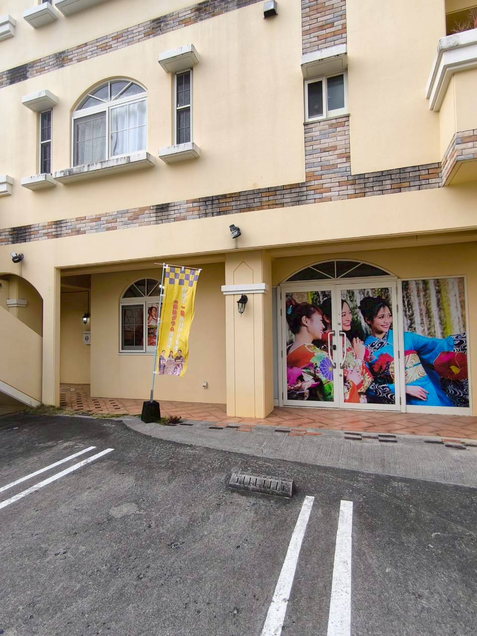 沖縄で安い振袖レンタルができる振袖gram店内の様子