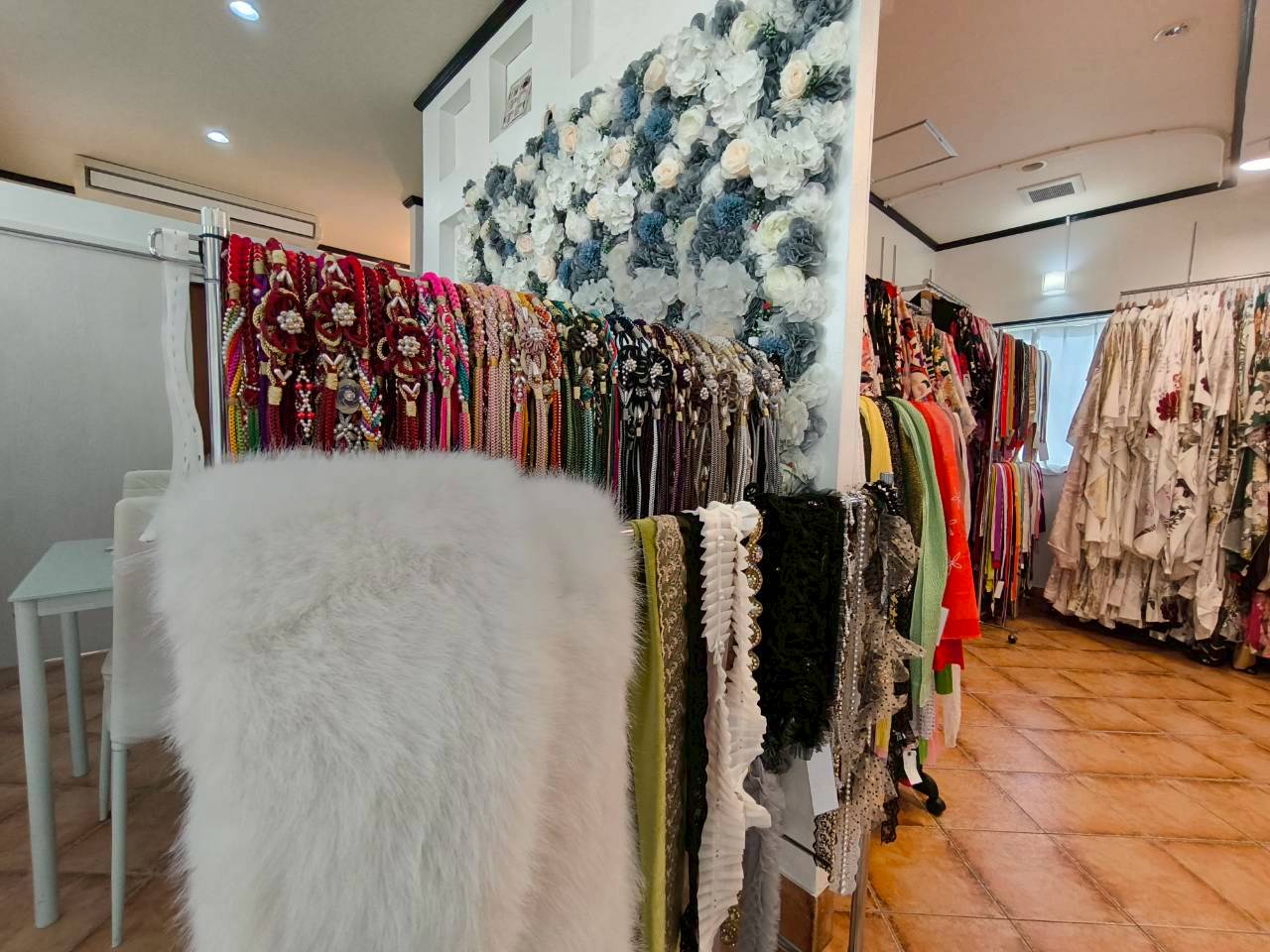 沖縄成人式向け古典柄振袖が並ぶ振袖gram店内