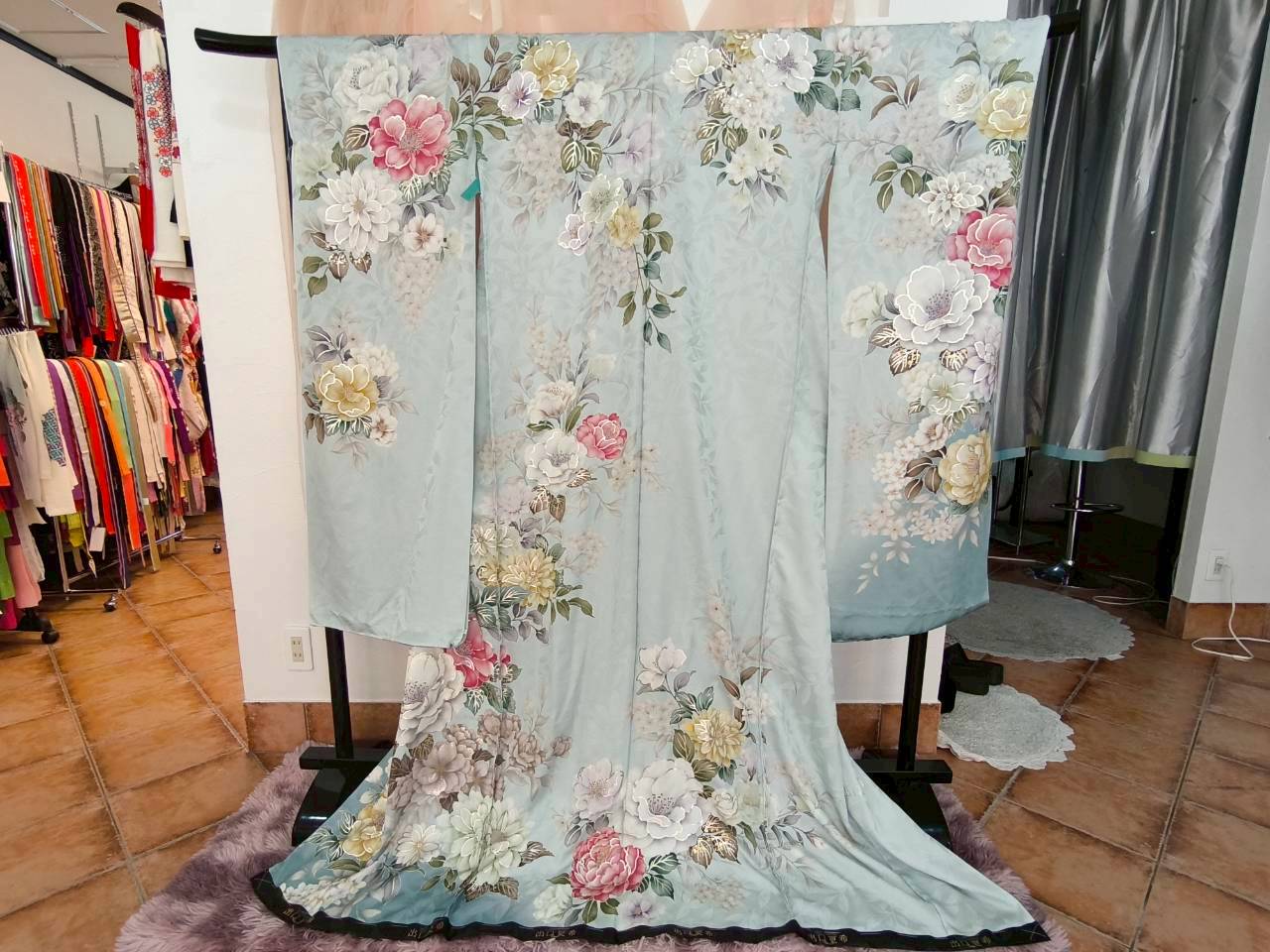 沖縄振袖選びができる広々とした振袖gram店内風景