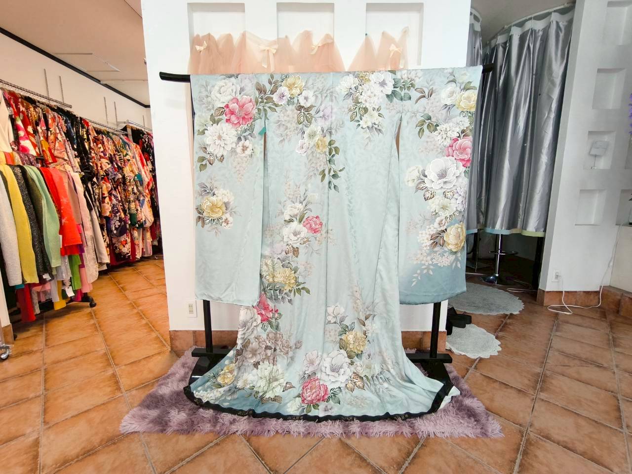 沖縄で振袖総額を抑えられる振袖gram店内案内写真