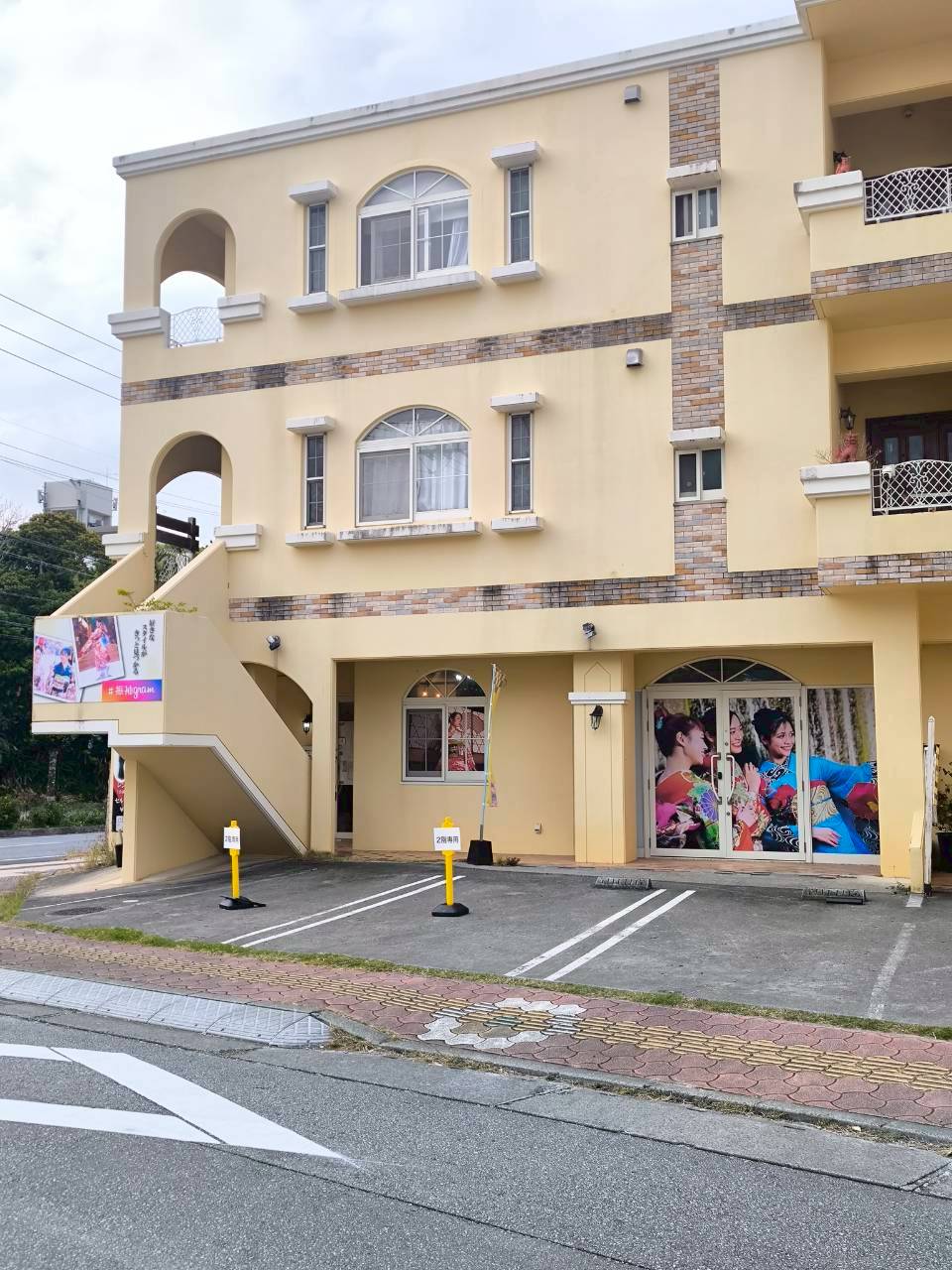 沖縄振袖レンタル専門店振袖gramの明るい店内写真