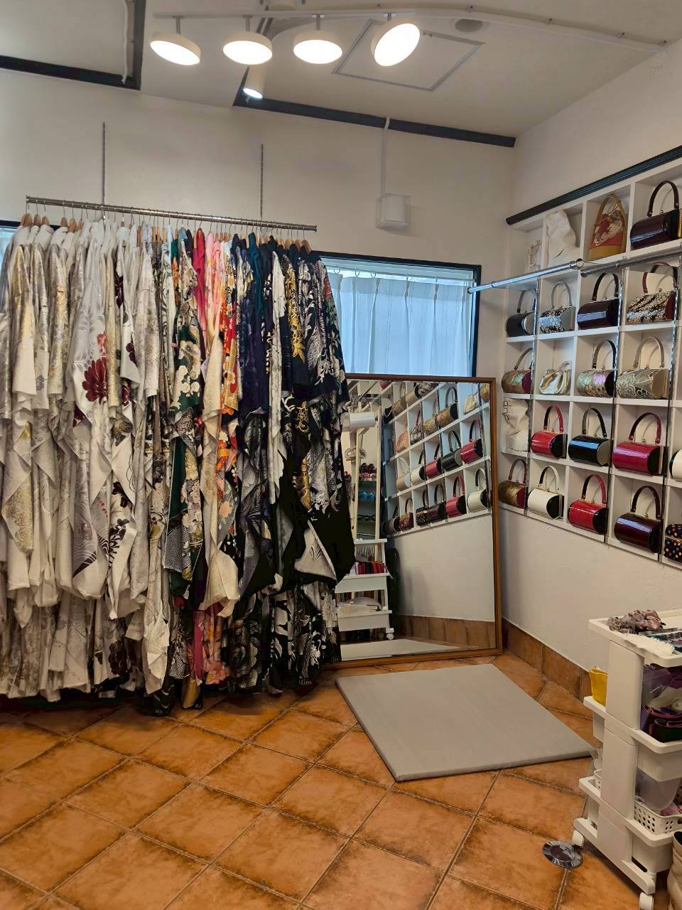 沖縄で振袖購入も可能な振袖gram店内全体写真